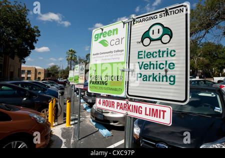 Melden Sie auf spezielle Parkplätze für Elektroautos oder grüne Plakette für Hybrid-Autos in Texas Parkplatz reserviert Stockfoto