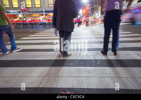 NEW YORK CITY - SEPT 13: Fußgänger warten darauf, in der Nacht, von niedrigen Perspektive gesehen geschäftigen Midtown Manhattan Straße überqueren Stockfoto
