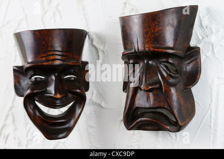 Lachende und traurige Maske in Stein gemeißelt Stockfotografie - Alamy
