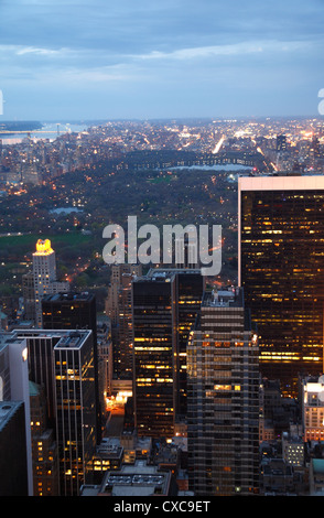 Am frühen Abend Aussicht von der Spitze des Rock Observatory, das Rockefeller Center mit Blick auf den Central Park, New York. Stockfoto