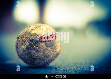 Grunge gut getragen alte Baseball auf Boden mit sehr geringen Schärfentiefe.  Getönten Bild Stockfoto