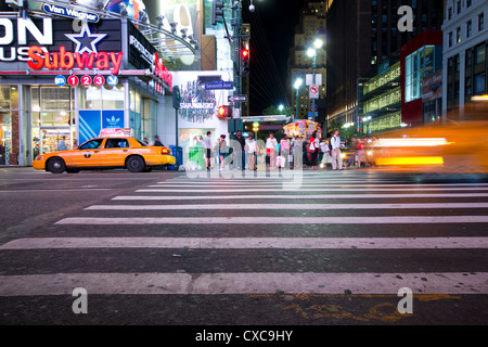 NEW YORK CITY - SEPT 13: Trubel von New York City Kreuzung in der Stadtmitte mit u-Bahn und gelben Taxis in der Nacht Stockfoto