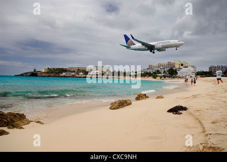 Großen Jet Landung in St. Maarten Karibik-Insel über Maho Bay beach Stockfoto