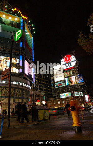 Nachtlichter in die Innenstadt von Toronto City am Dundas Square und Eaton Center Stockfoto