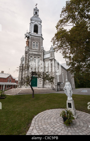 St. Peter Celestine Kirche in Pakenham mit einer Statue der Jungfrau Maria. Vor dem Eingang und Turm der katholischen Kirche der Stadt Stockfoto