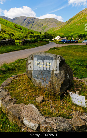 Einer beschrifteten Stele zeigt den Dorfanger entlang einer schmalen Gasse, die Wicklung in Richtung Wasdale Head an der Unterseite des majestätischen Gipfeln Stockfoto