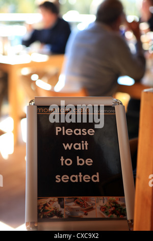 Bitte warten, bis sein Zeichen in einem Cafe in Schottland sitzt Stockfoto