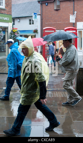 Touristen bei nassem Wetter, UK Stockfoto