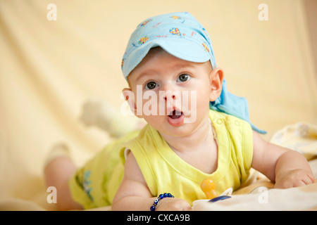 Vier Halterungen alte Baby Boy Porträt Stockfoto