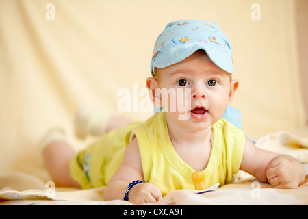 Vier Halterungen alte Baby Boy Porträt Stockfoto