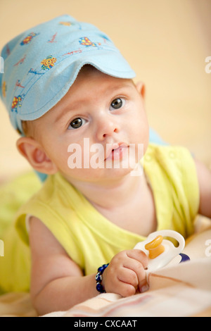 Vier Halterungen alte Baby Boy Porträt Stockfoto