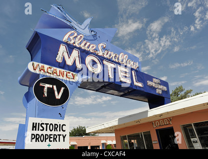 Neon-Schild außerhalb des legendären Blue Swallow Motel, Route 66, Tucumcari, New Mexico Stockfoto