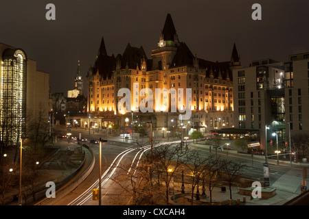 Chateau Laurier in der Nacht. Ein Blick auf das ehrwürdige Schloss nun ein Fairmont Hotel mit den Peace Tower im Hintergrund Stockfoto