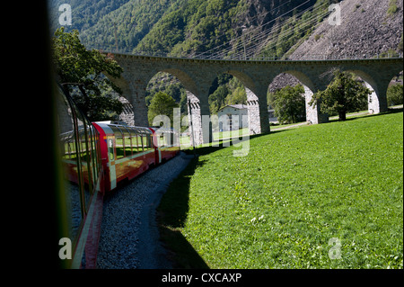 Schweiz. Bernina-Express durch und über die kreisförmige Brusio Viadukt. 9-12. Stockfoto