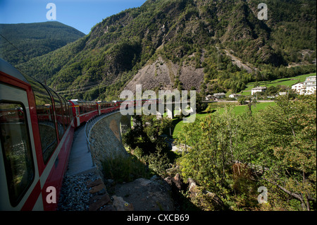 Schweiz. Bernina-Express durch und über die kreisförmige Brusio Viadukt. 9-12. Stockfoto