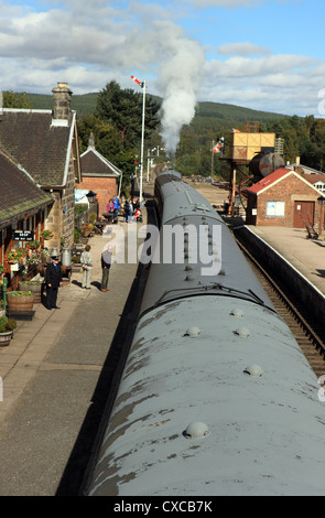 Dampfzug (Caledonian 828) verlassen Boat of Garten Bahnhof in der Nähe von Aviemore in den Highlands von Schottland Stockfoto