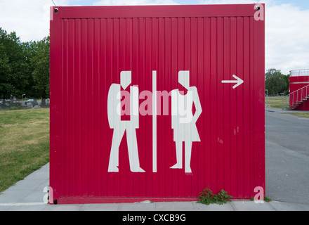 Anzeichen für öffentliche Toiletten auf Outdoor-Toilettenblock Stockfoto