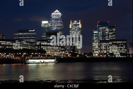 Night Time-Ansicht über die Themse Richtung Canary Wharf Docklands London, UK. Stockfoto