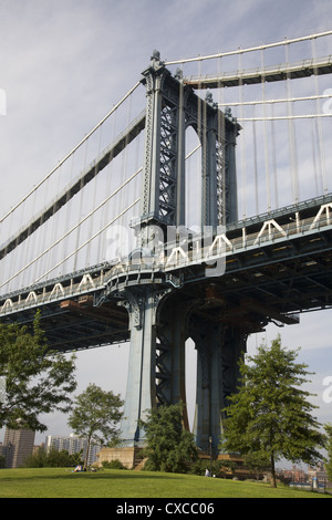Ostturm der Manhattan Brücke von Brooklyn Bridge Park in Brooklyn, New York gesehen. Stockfoto