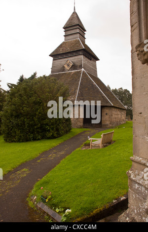 St Marys Kirche und der Glockenturm Turm 1207-1214 im hübschen Dorf Weiler Pembridge Herefordshire England UK. Stockfoto