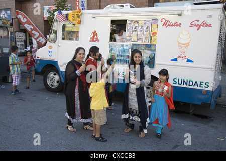 Pakistanische Straße Messe und Festival in der pakistanischen amerikanischen Nachbarschaft entlang der Coney Island Avenue in Brooklyn, NY. Stockfoto