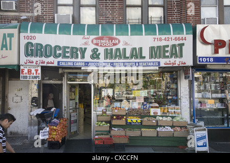 Unternehmen in der pakistanischen Nachbarschaft entlang der Coney Island Avenue in Brooklyn, NY. Stockfoto