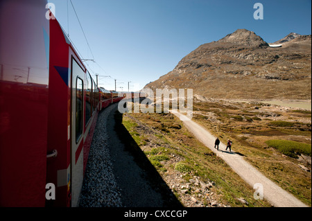 Schweiz. Der Bernina Express, die Fahrt von Chur in der Schweiz nach Tirano in Italien. 9-2012 Lago Bianco. Stockfoto