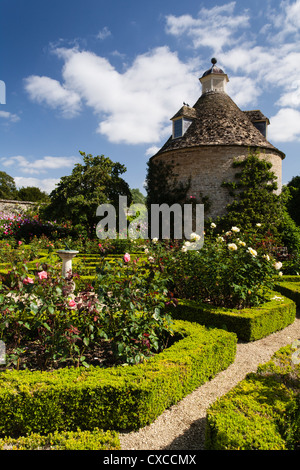 Die stilvolle Taubenhaus (c. 1685) steht unter den Rosen innerhalb der ummauerten Garten des Rousham House, Oxfordshire, England Stockfoto