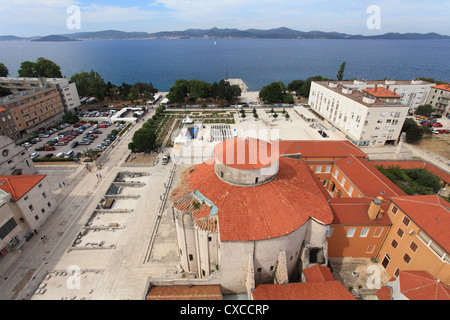 St. Donatus-Kirche aus der Glocke-Turm von St. Anastasia-Kathedrale in Zadar, Kroatien. Stockfoto