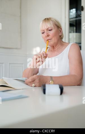 Reife kaukasischen Frau Rechnungen prüfen und Budget zu Hause zu tun Stockfoto