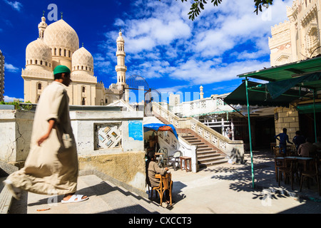 Menschen, die von Abu Abbas al-Mursi Moschee, Alexandria, Ägypten Stockfoto