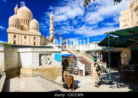 Menschen, die von Abu Abbas al-Mursi Moschee, Alexandria, Ägypten Stockfoto