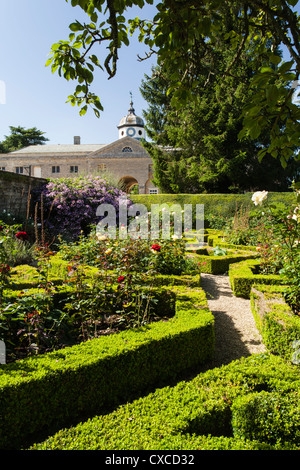 Stall zu blockieren, mit ihrem reich verzierten Glockenturm gesehen von der Rose Parterre innerhalb der ummauerten Garten Rousham House, Oxfordshire, England Stockfoto