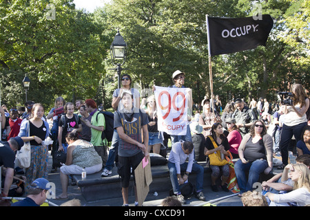 Besetzen Sie Wall Street wirft seinen Kopf noch einmal Raffungen am Washington Square Park seinen ersten Jahrestag auf 17.09.12 Stockfoto