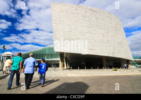 Menschen durch die Hauptfassade der Bibliotheca Alexandrina oder neue Bibliothek von Alexandria, Ägypten. Stockfoto