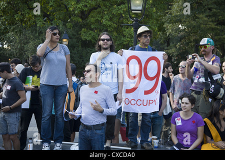 Besetzen Sie Wall Street wirft seinen Kopf noch einmal Raffungen am Washington Square Park seinen ersten Jahrestag auf 17.09.12 Stockfoto