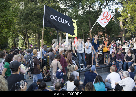 Die Occupy Wall Street erhebt sich erneut und feiert ihren ersten Jahrestag am 17/12 im Washington Square Park, NYC Stockfoto