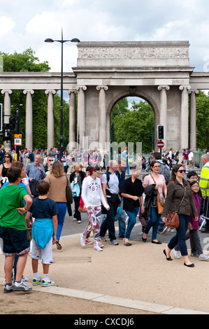 Massen, die Hyde Park zu verlassen, nachdem gerade ein London2012 olympische Disziplin Stockfoto