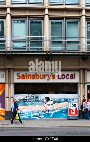 London2012 Paralympischen Poster vor einem Sainsburys Store in London Stockfoto