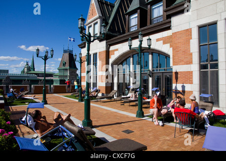 Sonnenterrasse am Pool/Spa-Bereich, Fairmont Le Chateau Frontenac, Quebec City, Kanada. Stockfoto