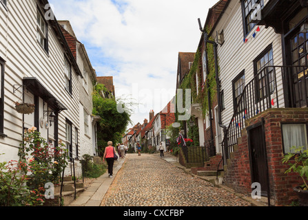 Sehen Sie die berühmten schmalen gepflasterten Straße gesäumt von malerischen alten Häusern in Mermaid Street, Roggen, East Sussex, England, UK, Großbritannien Stockfoto