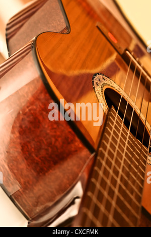 Polierte Oberfläche der Körper akustischen Gitarre mit einem Hals und Saiten Stockfoto