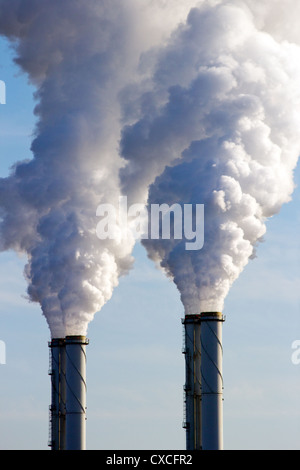 Rauchentwicklung aus Fabrik Rohre Stockfoto