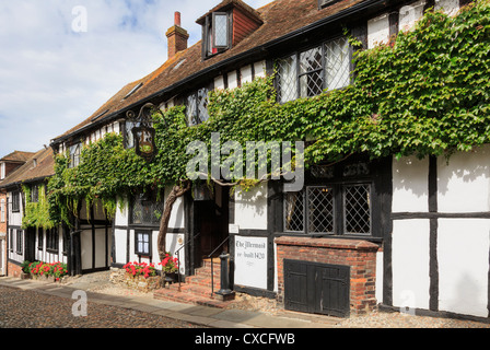 15. Jahrhundert heimgesucht Fachwerkhaus Mermaid Inn auf malerischen gepflasterten Straße in historischen Cinque Port Stadt von Roggen Sussex England UK Großbritannien Stockfoto