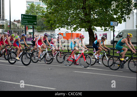 London 2012 Olympischen Triathlon Radfahrer in der Nähe von Hyde Park Stockfoto