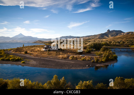 Blick über Lanin Vulkan und Lago Huechulafquen, Nationalpark Lanin, Patagonien, Argentinien. Stockfoto