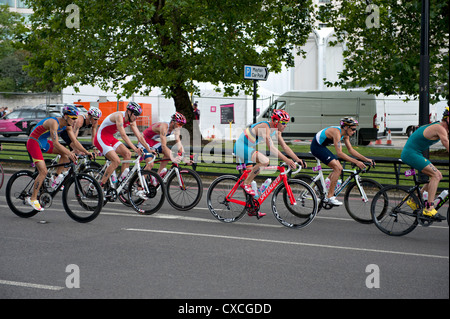 London 2012 Olympischen Triathlon Radfahrer in der Nähe von Hyde Park Stockfoto