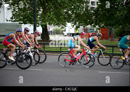 London 2012 Olympischen Triathlon Radfahrer in der Nähe von Hyde Park Stockfoto