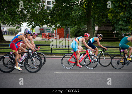 London 2012 Olympischen Triathlon Radfahrer in der Nähe von Hyde Park Stockfoto