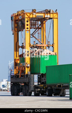 Mobile Container Spreader in Aktion auf einem Containerterminal Stockfoto